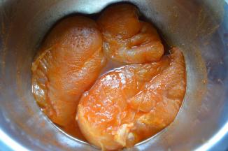 大鸡胸肉，加入cook 100烤肉料，抓捏，腌制4小时候以上；