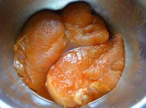 大鸡胸肉，加入cook 100烤肉料，抓捏，腌制4小时候以上；