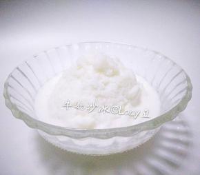 将碎冰沙倒入玻璃碗。
天太热了，有些化了……