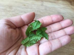 用手揉搓几下；