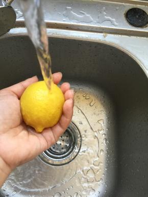 柠檬表面撒一些盐，搓洗干净；