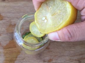 剩下的三分之二，挤出柠檬汁到杯中；