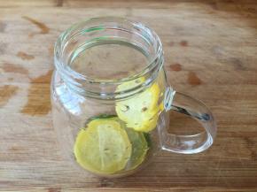 柠檬片放入杯中；