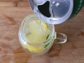 倒入鸡尾酒；