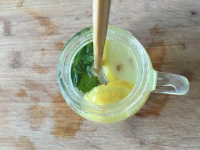 用筷子搅拌几下，盖上杯盖，放冰箱冷藏一段时间再喝；