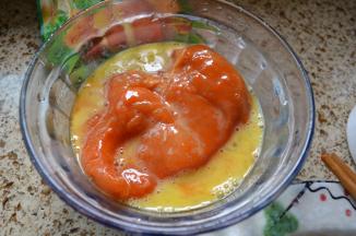 再在蛋液中，翻滚；