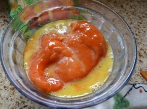 再在蛋液中，翻滚；