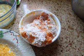 把鸡胸肉，放入面粉中，裹上面粉；