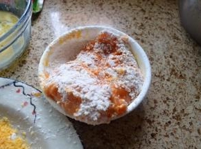 把鸡胸肉，放入面粉中，裹上面粉；