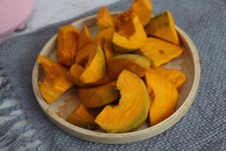 南瓜去皮，去籽，切小块。