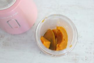 将蒸熟的南瓜放入果汁机杯子中。