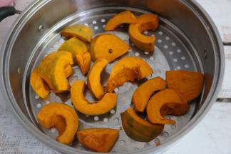 将南瓜块入蒸锅蒸熟。