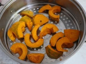 将南瓜块入蒸锅蒸熟。