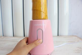 果汁机搅打细腻即可。