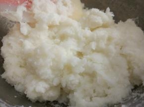用刮刀搅拌成棉絮状，此时面团温度比较高，我们可以盖一层保鲜膜，静置15分钟左右。