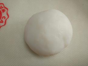 待冷却到手温后，揉成表面光滑的面团，我们可以把玉米淀粉炒熟，作为手粉，觉得面团粘手的时候撒一点。