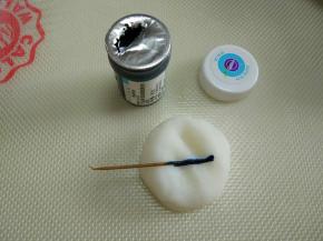 把揉好的面团分割出五份小面团，每份10克，加入不同颜色素，因为用到色素量很少，可以用牙签沾一点点色素抹在小面团上。小面团对折，把色素包在里面，这样色素不容易粘在手上。