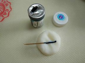 把揉好的面团分割出五份小面团，每份10克，加入不同颜色素，因为用到色素量很少，可以用牙签沾一点点色素抹在小面团上。小面团对折，把色素包在里面，这样色素不容易粘在手上。