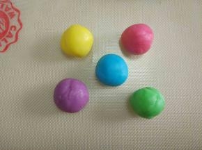 揉好的五种彩色面团，放在一边盖上保鲜膜备用。