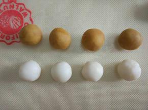 剩下的白色冰皮分成每个20克，然后把馅分成每个25克，我用到的是郁香莱金沙奶黄馅，成品馅料直接可以用的。