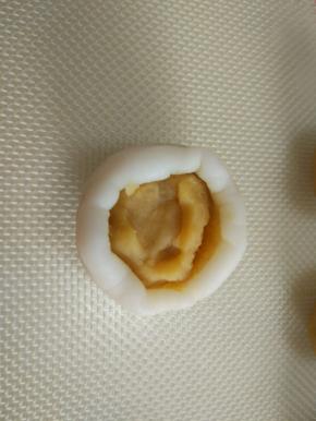 慢慢的像上收口，收口处要捏紧。
最后整理成圆形。