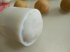 在把包好的冰皮月饼放入模具中，倒过来放在烤盘上