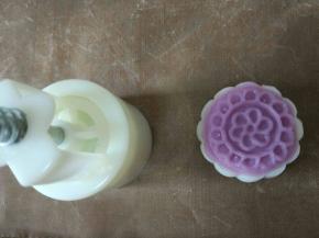 轻轻按压模具压出图案，然后慢慢的抬起。