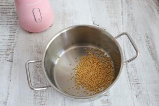 将绿豆淘洗干净后，放入汤锅中。