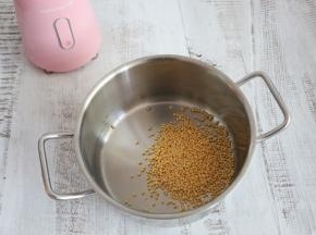 将绿豆淘洗干净后，放入汤锅中。