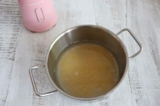 加入适量水开始熬煮。