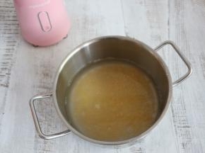加入适量水开始熬煮。