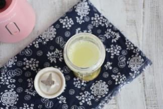 将熬好的绿豆晾凉，放入果汁机杯子中。