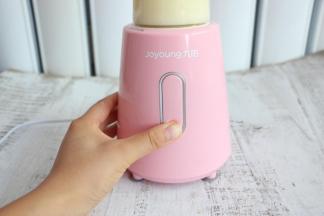 用果汁机搅打细腻。