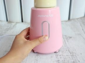 用果汁机搅打细腻。