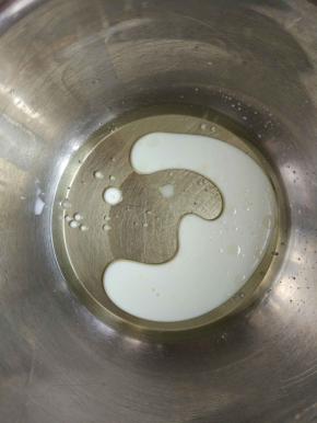 牛奶加入玉米油用蛋抽搅拌均匀。