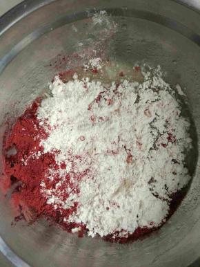 筛入低筋面粉和红曲粉用Z字搅拌法拌匀。