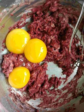 切记不要过度搅拌，会起面筋，导致成品缩腰。然后加入蛋黄拌匀。