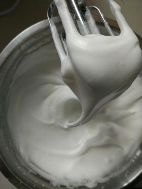 蛋白加入柠檬汁，分三次加入细砂糖打发到中性发泡。