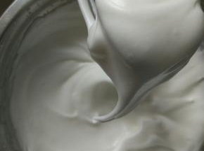 蛋白加入柠檬汁，分三次加入细砂糖打发到中性发泡。