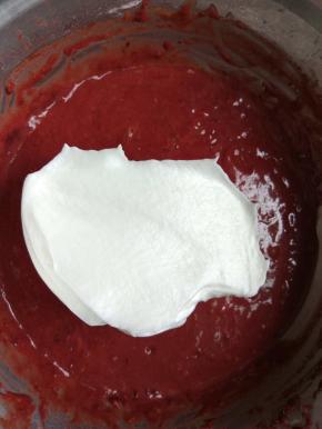 蛋白分三次加入到蛋黄糊中翻拌均匀，装入模具中，中下层100℃烤70分钟。