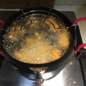 接着把火开大一点点，进行复炸，复炸的油温要稍微高一点点，炸的时候要翻面