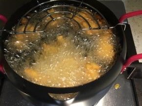 接着把火开大一点点，进行复炸，复炸的油温要稍微高一点点，炸的时候要翻面