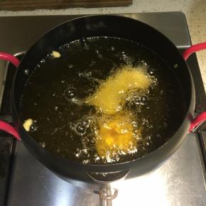 一条一条的下锅炸