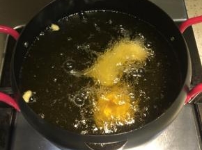 一条一条的下锅炸