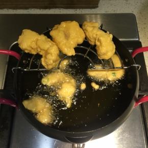 要翻一下酥肉，炸到面糊凝固变得有点黄即可捞起