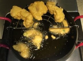 要翻一下酥肉，炸到面糊凝固变得有点黄即可捞起