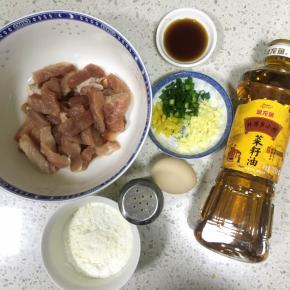 猪里脊肉切成半指长的条状，香葱洗净切细段，大蒜、姜切末