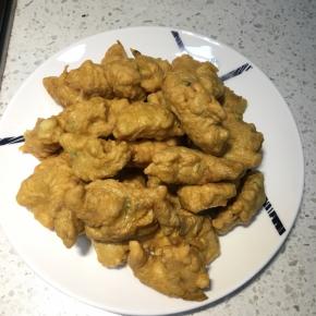 这是炸好第一遍的酥肉