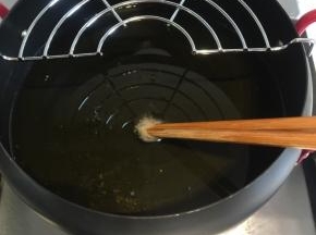 油热后，伸筷子试一下，筷子会立冒泡，说明可以下肉炸了