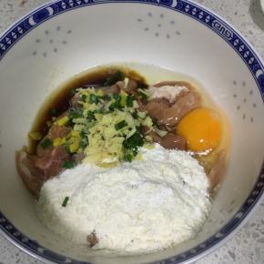 里脊肉内加入面粉、玉米淀粉、葱姜蒜末、鸡蛋、生抽、盐、白胡椒粉